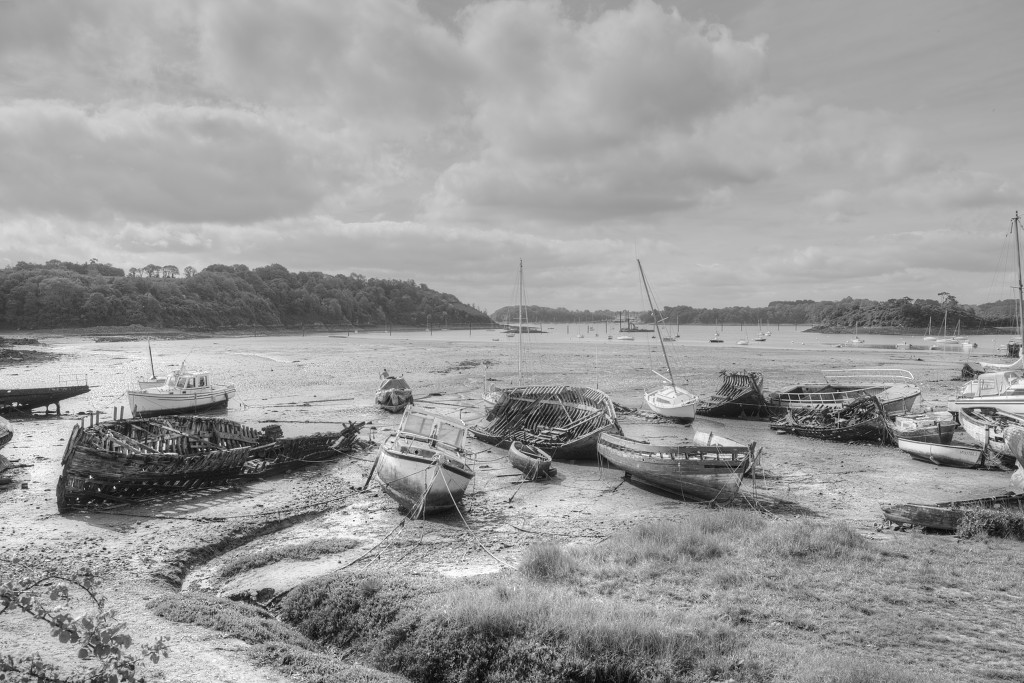 HDR Cimetiere a bateaux B&W scheepskerkhof scheepswrakken scheepswrak urbex quelmer rance bretagne frankrijk kerkhof schip schepen boot boten graffiti strand zwart wit foto